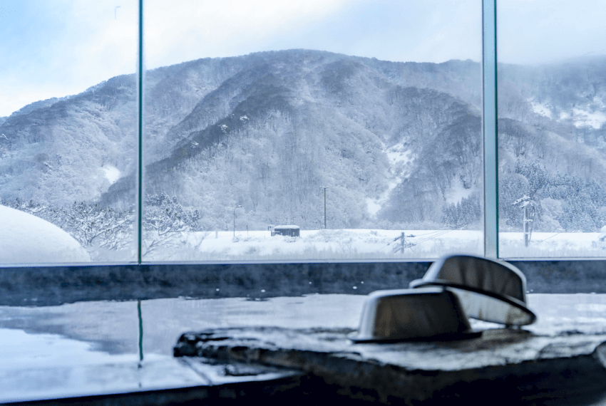 雪景色を眺めながら温泉に入れます