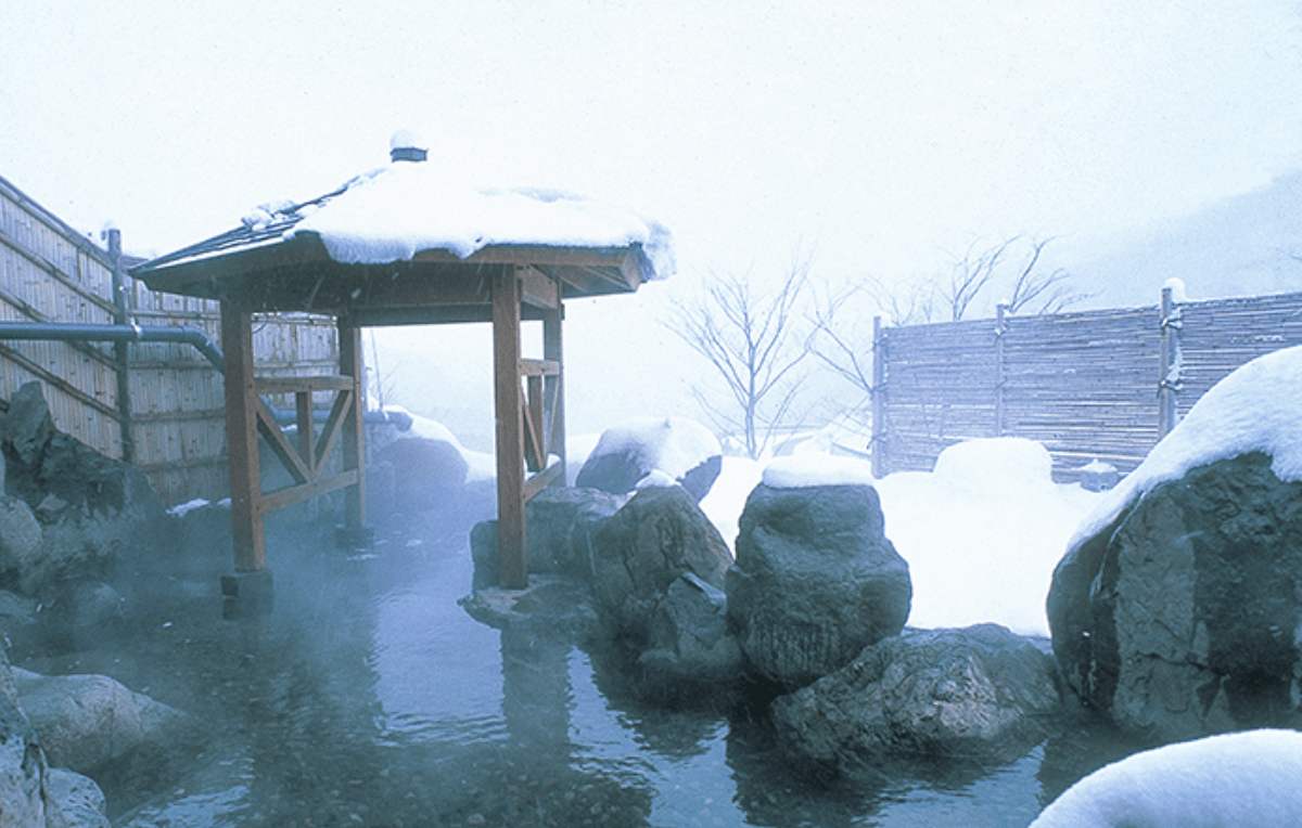 雪に囲まれながら露天風呂にも入れます