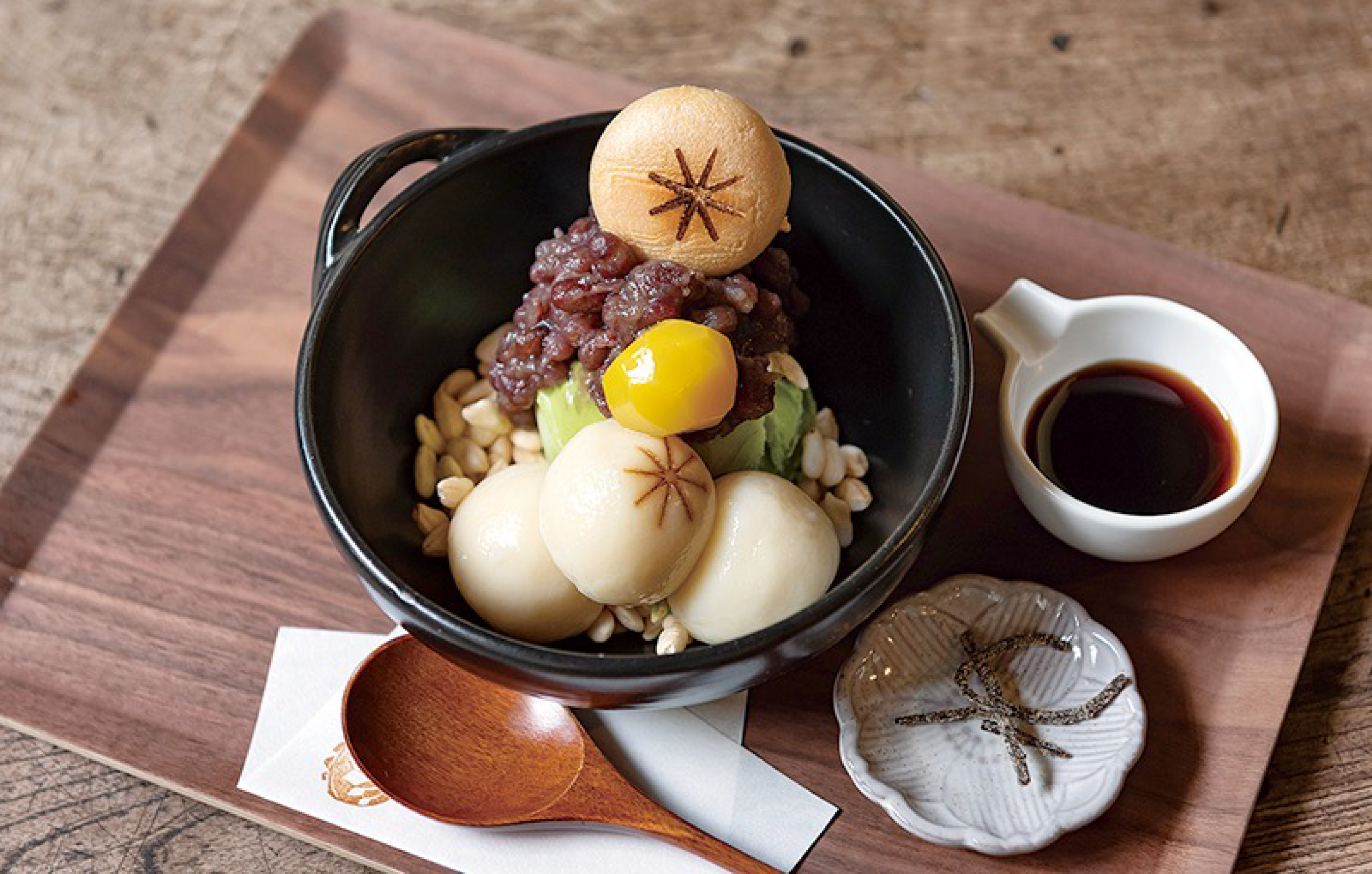 お店の看板メニューは手まりの焼き印が付いた白玉や最中がのった「和パフェ」
